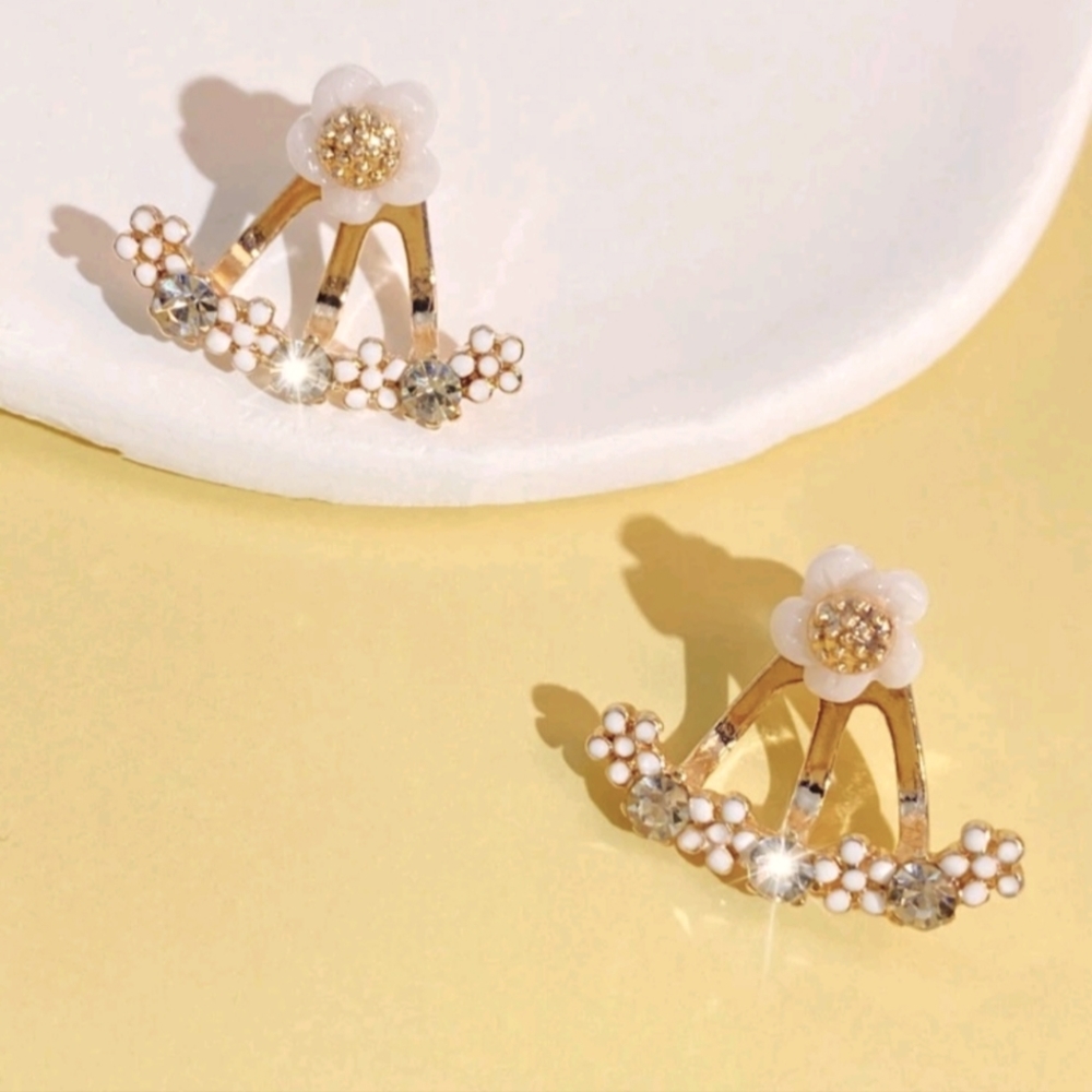NWOT Daisy Flower & Crystal Stud Earrings